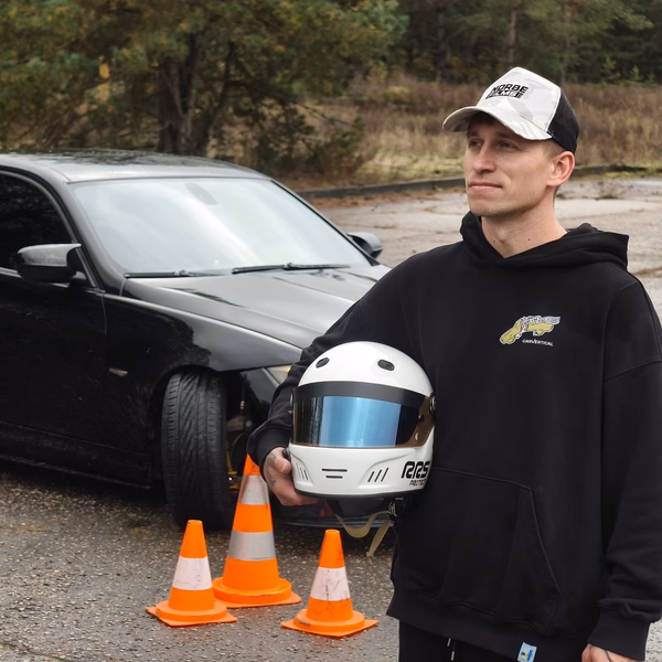 Norbe Daunoravičius prie sportinio automobilio.